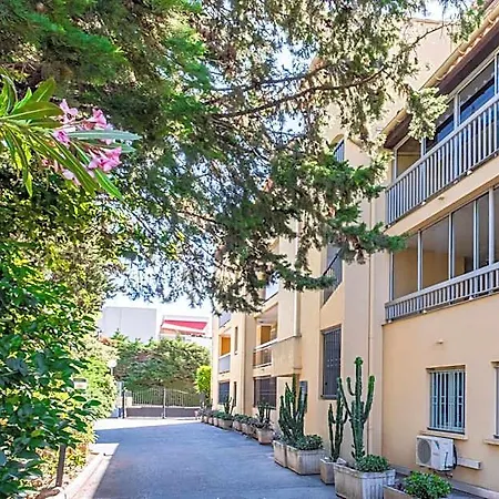 מלון דירות Pierre & La Rostagne 3*